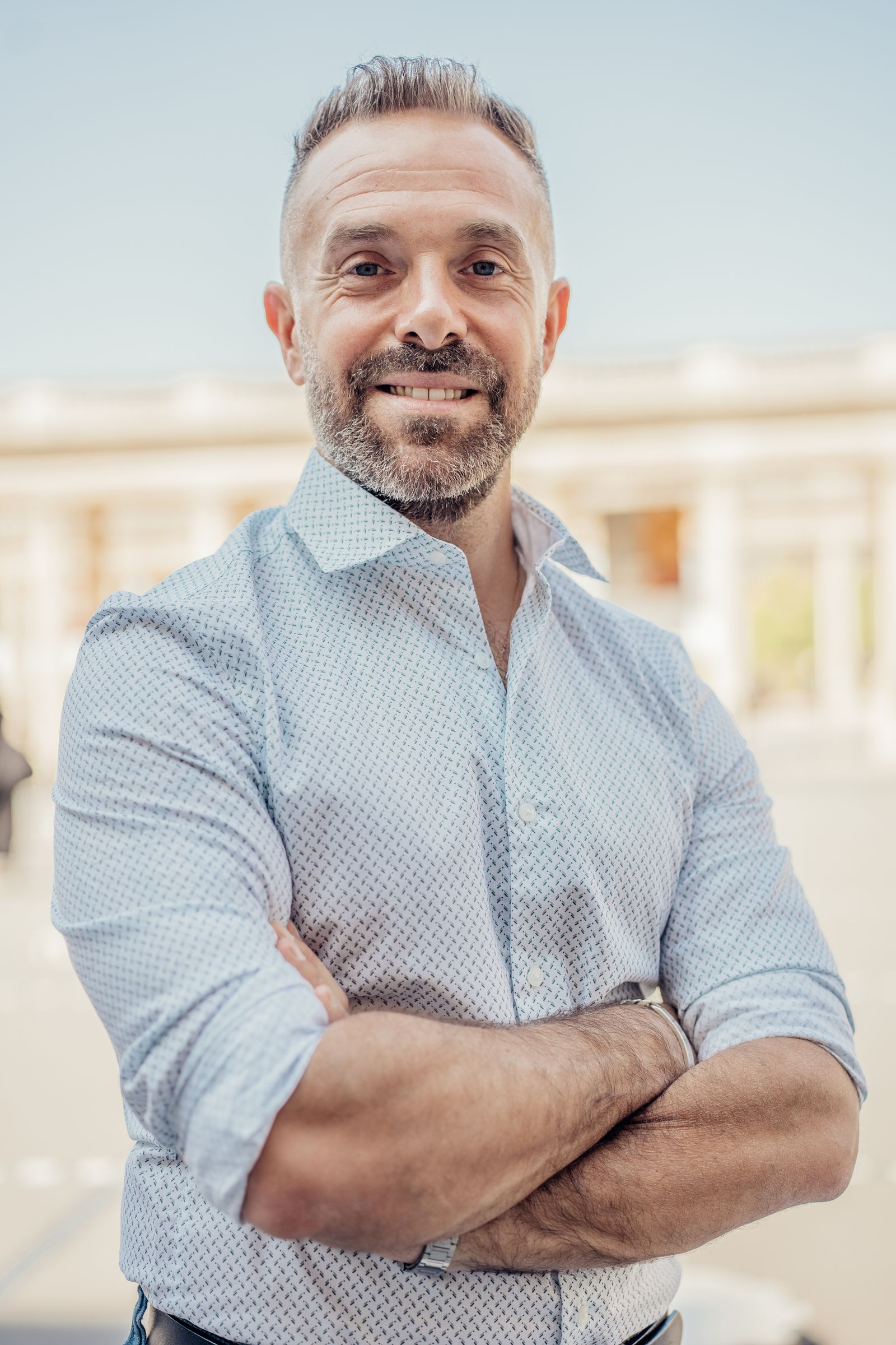 Entrepreneur confiant devant une architecture parisienne